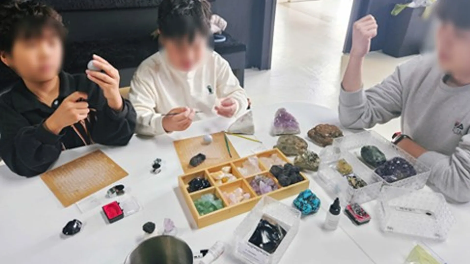 둘러앉아 원석을 살펴보는 참가자들